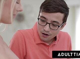 괴짜 청년이 밀프 버니 매디슨의 완벽한 가슴에 사정해