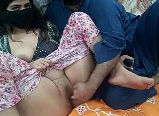 Desi sestrica jebe brata v starševski sobi