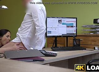 Târfă șmecheră își vinde fundul pentru bani în birou.