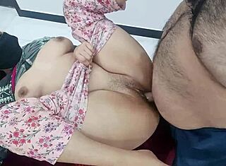 Desi sestrica jebe brata v starševski sobi