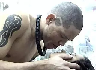 Novinha caindo de boca no novinho dotado na loja porn� continua no red