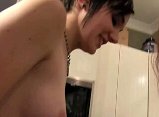 Morena delgada con tatuaje y piercing se llena el culo de creampie en sótano sospechoso