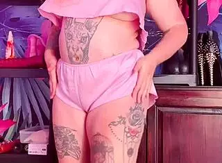 I, the babe in lingerie, watch him wankin'