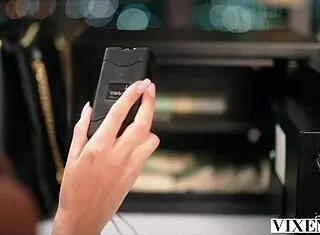 want to see the cute sri lankan girl give amazing service in the parlor?