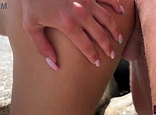 Goldene Dusche und heißer Sex am öffentlichen Strand