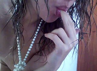 बेला माया कैम के लिए शो करती है