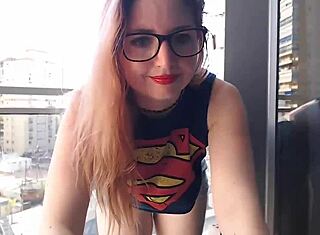 Геймерша флешит на балконе, так горячо! 🔥