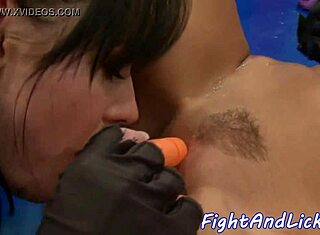 Babe Lesbian Gulat Jilat dan Mainkan Memek Panas.