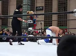 Intense Emotions in the Wrestling Match Between Dou Yu and Apple Miyuki