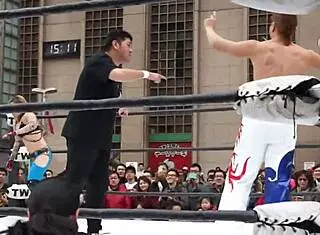 Intense Emotions in the Wrestling Match Between Dou Yu and Apple Miyuki