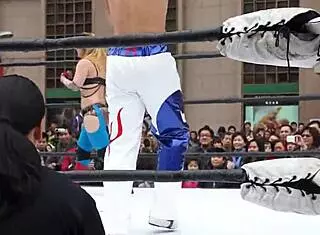 Intense Emotions in the Wrestling Match Between Dou Yu and Apple Miyuki