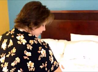 Žena se dívá, jak cucám jejího manžela v posteli