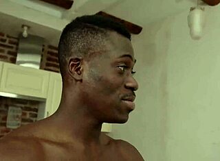 Альтера Парс принимает анальный большой черный член, пока жена варит суп рядом.