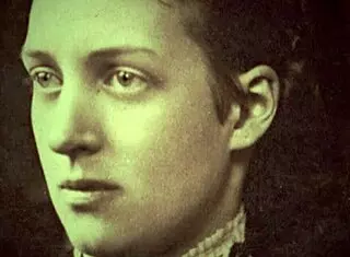 Eskimo nell shows retro hairy pussy!