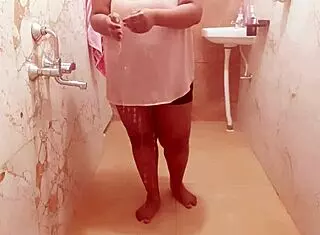 Sexy South Indian Maid Showing Boobs