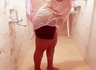 Sexy South Indian Maid Showing Boobs