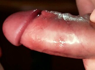 Wow, mira este fetiche de semen en cámara lenta con lápiz labial rojo en close up