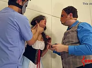 เจีย เพจ เสนอเบียร์และเล่นก้นป่าเถื่อน