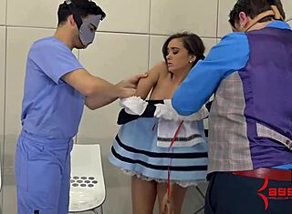 Gia Page oferece cerveja e brincadeira anal selvagem