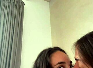 Min ven træder ud nøgen efter bruser, fristelse tager over