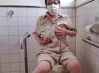 【オナニー・自撮り】トイレオナニーで興奮する人妻