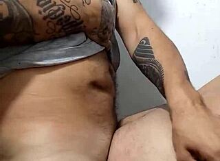 Я жестко трахаюсь с охранником прямо сейчас