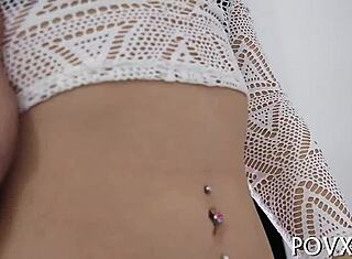 色情年轻合法年龄少女在热辣动作场景中猛干