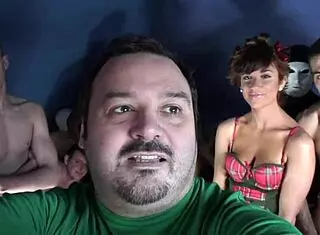 17 tíos lefándole la cara