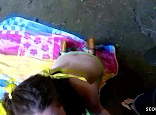 Adolescenta 18+ Sabrina cu sâni naturali mari primește futut tare pe plajă