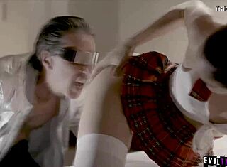 Bintang porno masa depan Emily Willis hadapi Steve Holmes tua serem