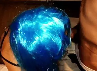 Mira como chupo y me ahogo con esta verga papi