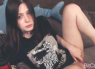 Genç kız webcam'de dildo ile mastürbasyon yapıyor