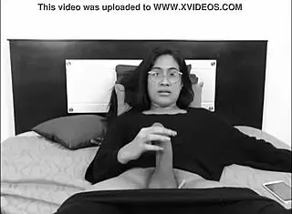 i'm a colombian shemale givin a monster load handjob on cam for tscamdolls