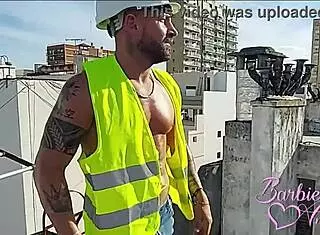 barbie anderson hooks up with the bricklayer