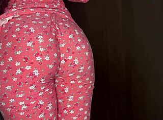 无辜继女搜寻衣柜时继父抓她的屁股在家制片段