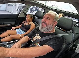 Anzinha do Mau stripper nøgen i bilen, skaber kaos på São Paulos gader