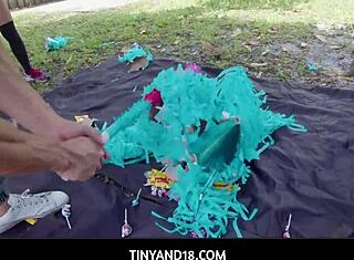 Małe dorosłe przyrodnie siostry zaskakują przyrodniego brata urodzinową zabawą.