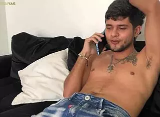 mi hermanastra me saca la leche mientras hablo por telefono con polla grande