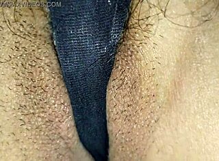 Její ruka masíruje můj pták tak dobře, že stříkám všude - vietnamský sex