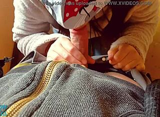 俄罗斯美女和继兄在公共POV中被抓到互相帮对方高潮