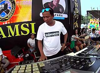 Tari Erotis Indonesia oleh Penyanyi Cantik di Panggung! 🔥