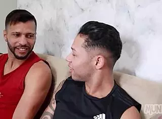 subi na moto e fodi o pauzão do meu amigo com outro cara