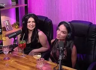 Ela Chupou A Bucetinha Da Amiga No Est�dio