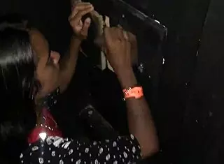 fui no swing e botei a novinha de 18 aninhos para chupar meu pau no glory hole ela bebeu o leite todinho