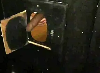 fui no swing e botei a novinha de 18 aninhos para chupar meu pau no glory hole ela bebeu o leite todinho