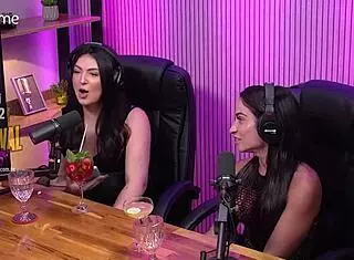 Ela Chupou A Bucetinha Da Amiga No Est�dio