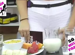 kelly key shows big pussy in tight leggings.