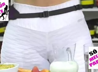 kelly key shows big pussy in tight leggings.