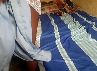 Ebony ung kvinde stønner i missionær quickie 😍