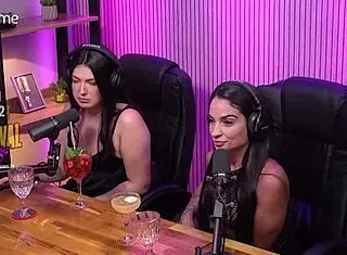 Ela Chupou A Bucetinha Da Amiga No Est�dio